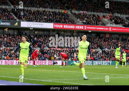 Middlesbrough, Großbritannien. Februar 2024. Sunderland Mittelfeldspieler Jack Clarke (20) und Sunderland-Stürmer Nazariy Rusyn (15) erzielen ein TOR 1-1 und feiern während des Spiels Middlesbrough FC gegen Sunderland AFC SKY BET EFL Championship im Riverside Stadium, Middlesbrough, England, Großbritannien am 4. Februar 2024 Credit: Every Second Media/Alamy Live News Stockfoto