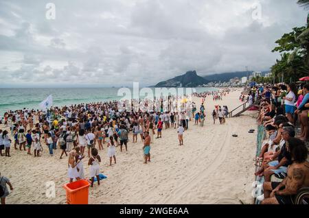 Am Strand von Arpoador treffen sich die Menschenmassen an Iemanjá Tag. Jedes Jahr versammeln sich Brasilianer aller Glaubensrichtungen, um die Candomblé-Göttin Iemanjá zu feiern. Am 2. Februar versammelten sie sich, um den Iemanjá-Tag in allen Teilen Brasiliens zu feiern. In Rio de Janeiro ist eine der wichtigsten Feierlichkeiten für orixá Iemanjá und fand am Strand von Arpoador statt. Der Tag von Iemanjá ist eine Feier über die Kultur und Ahnengeschichte der Schwarzen und die Geschichte der Diaspora und feiert die Musik, Kunst und Sprache. (Foto: Ramon Vellasco/SOPA Images/SIPA USA) Stockfoto