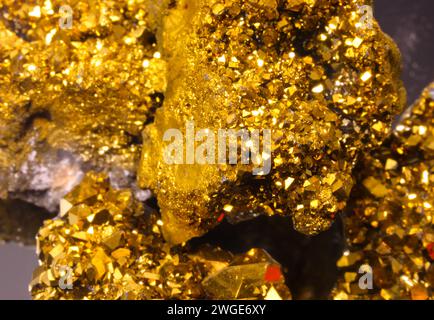 Serie von goldenen Steinen in verschiedenen Größen mit glitzernden goldenen Reflexen Stockfoto