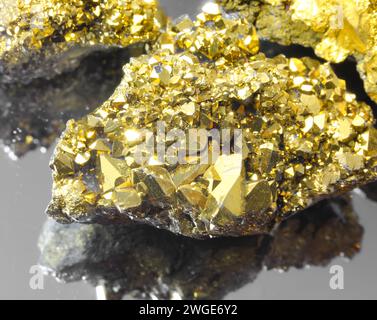 Serie von goldenen Felsen verschiedener Größe mit glitzernden goldenen Reflexen Stockfoto