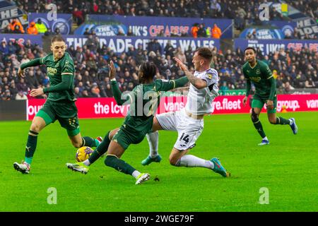 Swansea, Großbritannien. Februar 2024. Josh Tymon aus Swansea City (14) im EFL Skybet Championship Match, Swansea City gegen Plymouth Argyle, im Stadion Swansea.com in Swansea, Wales am Samstag, den 3. Februar 2024. Dieses Bild darf nur für redaktionelle Zwecke verwendet werden. Nur redaktionelle Verwendung, Bild nach Credit: Andrew Orchard Sportfotografie/Alamy Live News Stockfoto