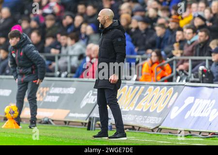 Swansea, Großbritannien. Februar 2024. Luke Williams, der Manager von Swansea City, gibt seinem Team Anweisungen aus der Ausgrabung während des EFL Skybet-Meisterschaftsspiels Swansea City gegen Plymouth Argyle im Stadion Swansea.com in Swansea, Wales am Samstag, den 3. Februar 2024. Dieses Bild darf nur für redaktionelle Zwecke verwendet werden. Nur redaktionelle Verwendung, Bild nach Credit: Andrew Orchard Sportfotografie/Alamy Live News Stockfoto