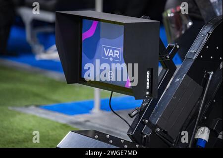 Madrid, Spanien. Februar 2024. Der VAR-Monitor, der vor dem Fußballspiel La Liga EA Sports 2023/24 zwischen Real Madrid und Atletico Madrid im Santiago Bernabeu-Stadion in Madrid, Spanien, gesehen wurde. Quelle: Unabhängige Fotoagentur/Alamy Live News Stockfoto