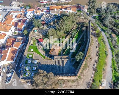 Drohnenansicht der Burg Alcoutim (Castelo de Alcoutim) in der Grenzstadt Alcoutim, Algarve, am Ufer des Flusses Guadiana, an der Grenze von P Stockfoto