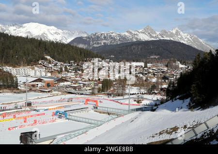 Seefeld, Österreich, 04. Februar 2024: Nordische Kombination, NORDISCHE KOMBINATION TRIPLE 2024, Herren, Weltcup, Herren Individual Gundersen NH/12,5km, Seefeld Sports Arena, Skispringen, Sprunglauf hier der Blick auf den Wintersportort Seefeld in Tirol, mit den Arnspitzen im Hintergrund, Tourismus, Langlauf, Skifahren Stockfoto