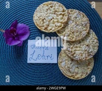 Frohe lohri feierliche Feier mit Essen und Nüssen. Festivals in Indien Stockfoto