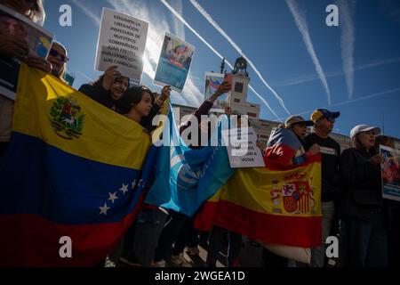 Madrid, Spanien. Februar 2024. Die Demonstranten tragen Flaggen Venezuelas und Spaniens während einer Kundgebung im Zentrum Madrids. Die Einwohner Venezuelas in Madrid und die Anhänger der Opposition gegen die venezolanische Regierung von Nicolas Maduro haben sich am Sonntag auf einem internationalen Treffen zur Unterstützung des Präsidentschaftskandidaten María Corina Machado unter dem Motto versammelt: "Venezuela gibt sich nicht auf" und für das Wahlrecht bei den in Barbados vereinbarten freien Wahlen. Quelle: SOPA Images Limited/Alamy Live News Stockfoto