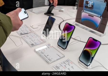 Apple iPhone 14 Smartphones Modelle im Apple Store. Kunden, die sich für Smartphones entscheiden. Minsk, Weißrussland - 26. Januar 2024 Stockfoto