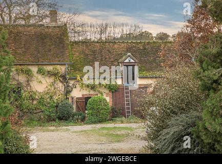 Blick auf den Hof eines französischen Bauernhofs mit typischen Gebäuden Stockfoto