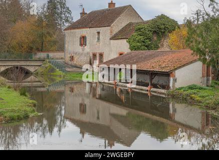 Altmodisches französisches Waschhaus am Ufer eines Sees, der vom Fluss geschaffen wurde Stockfoto