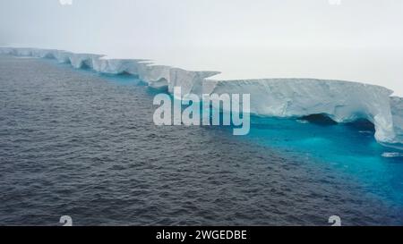 Drohnenansicht des Eisbergs A23a, des größten Eisbergs des Planeten, der im südlichen Ozean nach Norden driftet. Stockfoto