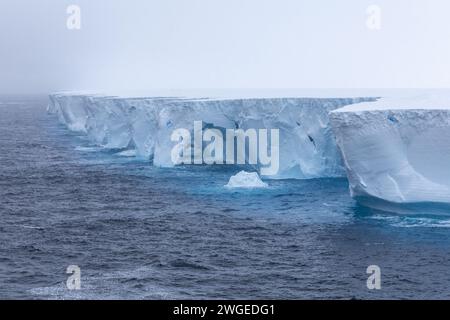 Der Eisberg A23a, der größte Eisberg des Planeten, der im südlichen Ozean nach Norden driftet. Eisberg zeigt Anzeichen von Verfall mit Bögen und Höhlen. Stockfoto
