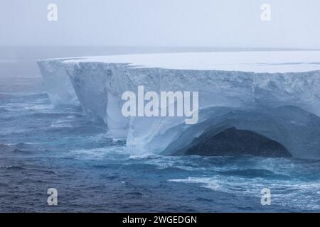 Der Eisberg A23a, der größte Eisberg des Planeten, der im südlichen Ozean nach Norden driftet. Eisberg zeigt Anzeichen von Verfall mit Bögen und Höhlen. Stockfoto