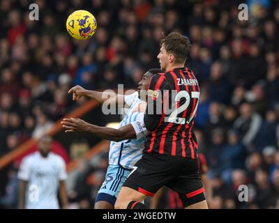 Bournemouth, Großbritannien. 30. Januar 2024. Bournemouth, England, 4. Februar 2024: Bournemouth's Illya Zabarnyi (rechts) kämpft mit Taiwo Awoniyi von Nottingham Forest (links) während des Premier League-Fußballspiels zwischen Bournemouth und Nottingham Forest im Vitality Stadium in Bournemouth, England (David Horton/SPP). /Alamy Live News Stockfoto