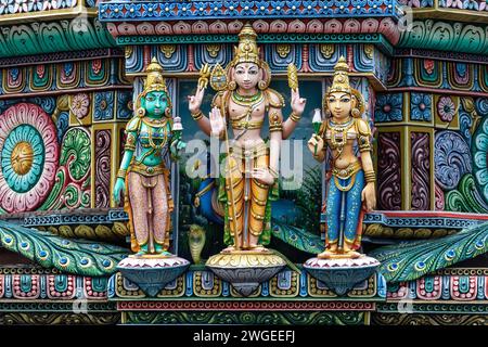 Farbige Dekorationen und Statuen an der Außenseite des Hindu-Tempels Sri Maha Mariamman („Wat Phra Si Maha Umathewi“) in Bangkok. Stockfoto