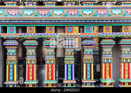 Farbige Dekorationen an der Außenseite des Hindu-Tempels Sri Maha Mariamman („Wat Phra Si Maha Umathewi“) in Bangkok, Thailand. Stockfoto