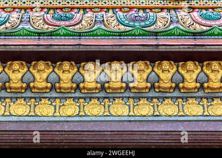 Goldene Bilder und farbige Dekorationen auf der Außenseite des Hindu-Tempels Sri Maha Mariamman („Wat Phra Si Maha Umathewi“) in Bangkok. Stockfoto