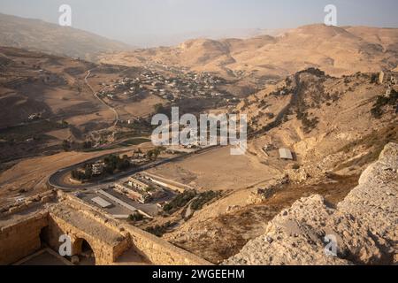 Blick von Kerak Castle auf Road on Hill. Hügelige trockene Natur in Jordanien. Landschaft Des Nahen Ostens. Stockfoto