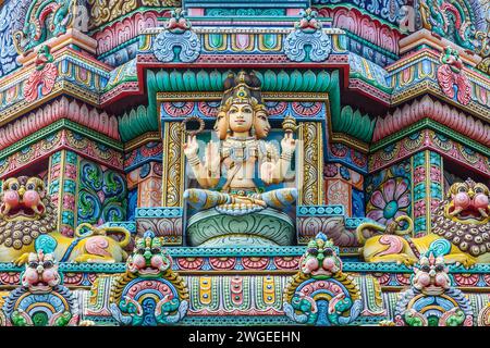 Farbige Dekorationen und Statuen an der Außenseite des Hindu-Tempels Sri Maha Mariamman („Wat Phra Si Maha Umathewi“) in Bangkok. Stockfoto