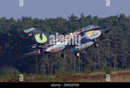 Ein Kampfflugzeug der deutschen Luftwaffe vom Typ Tornado startete mit Nachbrenner vom belgischen Militärflugplatz kleine Brogel. Das Flugzeug gehört zum Taktischen Luftwaffengeschwader 51 TaktLwG 51, früher: Aufklärungsgeschwader 51 und ist in Schleswig-Jagel stationiert. Das Flugzeug hat anlässlich des NATO Tiger-Meet eine Tiger-Lackierung. Ein Kampfflugzeug der deutschen Luftwaffe vom Typ Tornado startete mit Nachbrenner vom belgischen Militärflugplatz kleine Brogel. Das Flugzeug gehört zum Taktischen Luftwaffengeschwader 51 TaktLwG 51, früher: Aufklärungsgeschwader 51 und ist in Schleswig-Ja Stockfoto