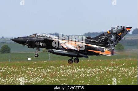 Ein Kampfflugzeug der deutschen Luftwaffe vom Typ Tornado startete vom französischen Militärflugplatz Cambrai. Das Flugzeug gehört zum Taktischen Luftwaffengeschwader 51 TaktLwG 51, früher: Aufklärungsgeschwader 51 und ist in Schleswig-Jagel stationiert. Das Flugzeug hat anlässlich des NATO Tiger-Meet eine Tiger-Lackierung. Ein Kampfflugzeug der deutschen Luftwaffe vom Typ Tornado startete vom französischen Militärflugplatz Cambrai. Das Flugzeug gehört zum Taktischen Luftwaffengeschwader 51 TaktLwG 51, früher: Aufklärungsgeschwader 51 und ist in Schleswig-Jagel stationiert. Das Flugzeug hat anlä Stockfoto