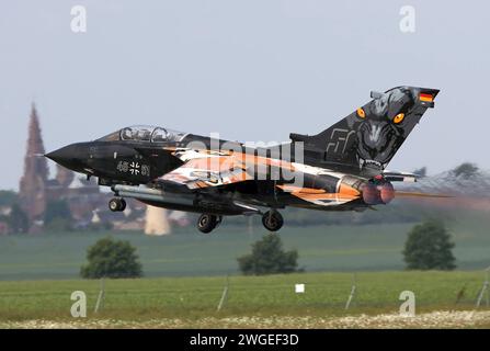 Ein Kampfflugzeug der deutschen Luftwaffe vom Typ Tornado startete vom französischen Militärflugplatz Cambrai. Das Flugzeug gehört zum Taktischen Luftwaffengeschwader 51 TaktLwG 51, früher: Aufklärungsgeschwader 51 und ist in Schleswig-Jagel stationiert. Das Flugzeug hat anlässlich des NATO Tiger-Meet eine Tiger-Lackierung. Ein Kampfflugzeug der deutschen Luftwaffe vom Typ Tornado startete vom französischen Militärflugplatz Cambrai. Das Flugzeug gehört zum Taktischen Luftwaffengeschwader 51 TaktLwG 51, früher: Aufklärungsgeschwader 51 und ist in Schleswig-Jagel stationiert. Das Flugzeug hat anlä Stockfoto