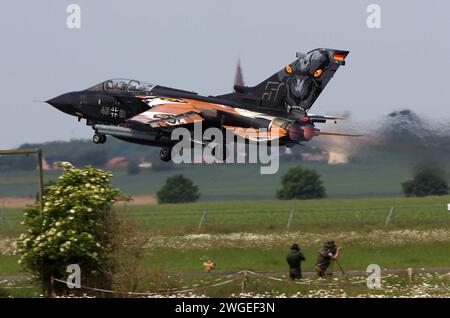 Ein Kampfflugzeug der deutschen Luftwaffe vom Typ Tornado startete vom französischen Militärflugplatz Cambrai. Das Flugzeug gehört zum Taktischen Luftwaffengeschwader 51 TaktLwG 51, früher: Aufklärungsgeschwader 51 und ist in Schleswig-Jagel stationiert. Das Flugzeug hat anlässlich des NATO Tiger-Meet eine Tiger-Lackierung. Ein Kampfflugzeug der deutschen Luftwaffe vom Typ Tornado startete vom französischen Militärflugplatz Cambrai. Das Flugzeug gehört zum Taktischen Luftwaffengeschwader 51 TaktLwG 51, früher: Aufklärungsgeschwader 51 und ist in Schleswig-Jagel stationiert. Das Flugzeug hat anlä Stockfoto