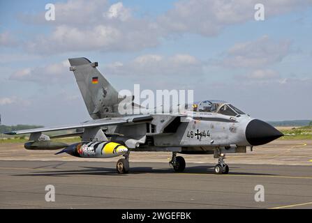 Ein Kampfflugzeug der deutschen Luftwaffe vom Typ Tornado ECR beim Tiger treffen in Cambrai 2011. Ein Kampfflugzeug der deutschen Luftwaffe vom Typ Tornado ECR beim Tiger treffen in Cambrai 2011. *** Ein Tornado ECR Kampfflugzeug der Deutschen Luftwaffe beim Tiger Meet in Cambrai 2011 Ein Tornado ECR Kampfflugzeug der Deutschen Luftwaffe beim Tiger Meet in Cambrai 2011 Stockfoto