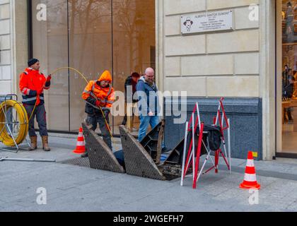 1. Februar 2024 Paris Frankreich Champs-Elysées-Arbeiter, die mit einer dicken Drahtbürste ausgerüstet sind, entwirren einen Kanal Stockfoto