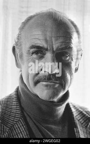 November 1983. Amsterdam, Niederlande. Der schottische Schauspieler Sean Connery kommt am Flughafen Schiphol an Stockfoto