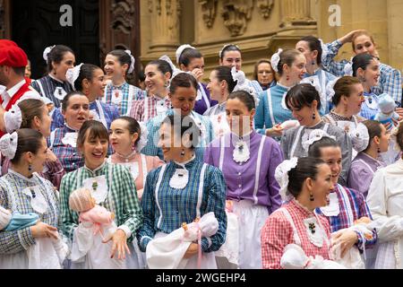 Celebración y fiesta en Donostia San Sebastián Iñudes y Artzaiak con bailes vascos recorriendo las calles de La parte Vieja. Stockfoto