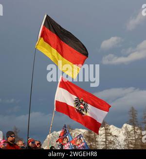 Seefeld, Österreich, 04. Februar 2024: Nordische Kombination, NORDISCHE KOMBINATION TRIPLE 2024, Herren, Weltcup, Herren Individual Gundersen NH/12,5km, Seefeld Sports Arena, Langlauf hier eine Deutschland Fahne (oben) und eine Österreich Fahne (unten) Deutsch-Österreichisch, Flagge Stockfoto