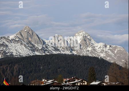 Seefeld, Österreich, 04. Februar 2024: Nordische Kombination, NORDISCHE Kombination TRIPLE 2024, Herren, Weltcup, Herren Individual Gundersen NH/12,5km, Seefeld Sports Arena, Langlauf hier der Blick auf die Arnspitzen, Berge, Gipfel, hoch über Seefeld Stockfoto