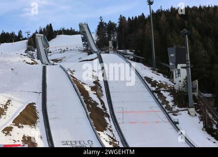 Seefeld, Österreich, 04. Februar 2024: Nordische Kombination, NORDISCHE Kombination TRIPLE 2024, Herren, Weltcup, Herren Individual Gundersen NH/12,5km, Seefeld Sports Arena, Langlauf hier der Blick auf die beiden Skisprungschanzen in der Seefeld Sports Arena, Skispringen, Toni Seelos Schanze, Normalschanze Stockfoto