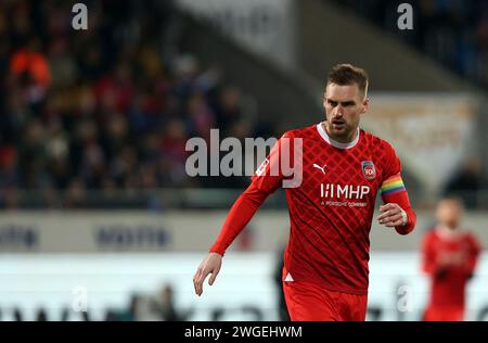 Heidenheim, Deutschland. Februar 2024. v.li.: Patrick Mainka (1. FC Heidenheim 1846), Einzelbild, 02.02.2024, Heidenheim (Deutschland), Fussball, BUNDESLIGA, 1.FC HEIDENHEIM 1846 - BORUSSIA DORTMUND, DFB/DFL-VORSCHRIFTEN VERBIETEN DIE VERWENDUNG VON FOTOGRAFIEN ALS BILDSEQUENZEN UND/ODER QUASI-VIDEO. Quelle: dpa/Alamy Live News Stockfoto