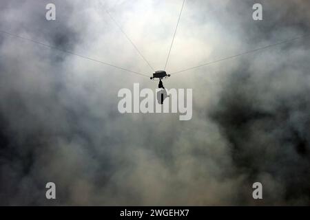 Heidenheim, Deutschland. Februar 2024. v.li.: Die fliegende Kamera, Spidercam, Symbolbild, Symbolfoto, Feature, 02.02.2024, Heidenheim (Deutschland), Fussball, Bundesliga, 1.FC Heidenheim 1846 - Borussia Dortmund, DFB/DFL DIE VERWENDUNG VON FOTOGRAFIEN ALS BILDSEQUENZEN UND/ODER QUASI-VIDEO ist VERBOTEN. Quelle: dpa/Alamy Live News Stockfoto