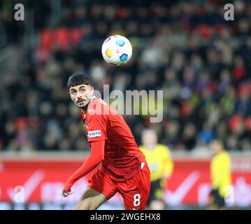 Heidenheim, Deutschland. Februar 2024. v.li.: Eren Dinkci (1. FC Heidenheim 1846), Einzelbild, 02.02.2024, Heidenheim (Deutschland), Fussball, BUNDESLIGA, 1.FC HEIDENHEIM 1846 - BORUSSIA DORTMUND, DFB/DFL-VORSCHRIFTEN VERBIETEN DIE VERWENDUNG VON FOTOGRAFIEN ALS BILDSEQUENZEN UND/ODER QUASI-VIDEO. Quelle: dpa/Alamy Live News Stockfoto