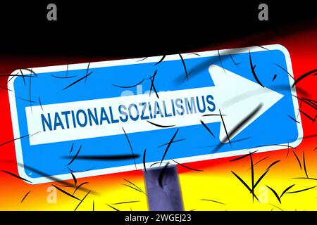 4. Februar 2024: Zeichen vor deutscher Flagge vor düsterem Hintergrund. Die Inschrift auf dem Schild zeigt das Wort Nationalsozialismus und erinnert an die Geschichte Deutschlands. FOTOMONTAGE *** Schild vor einer Deutschlandfahne vor düsterem Hintergrund. Aufschrift auf dem Schild zeigt das Wort Nationalsozialismus und erinnert an die vergangene Geschichte von Deutschland. FOTOMONTAGE Stockfoto