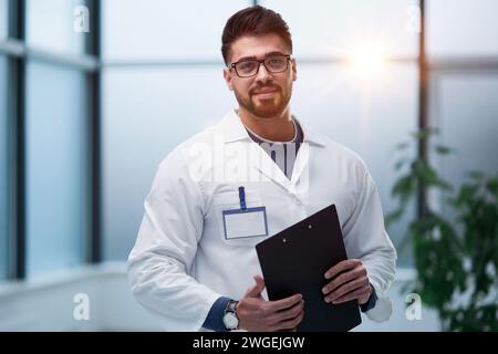 Erfahrener Arzt mit einem Ordner in den Händen Stockfoto