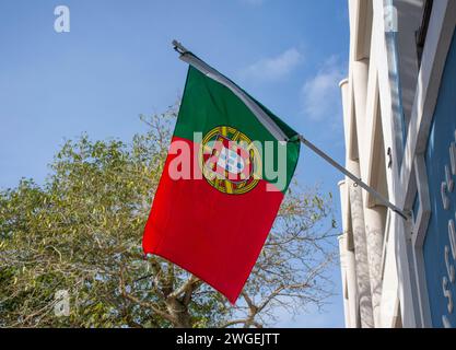 Flagge von Portugal (Bandeira de Portugal) vor dem Portugiesischen Club, Reid Street, Stadt Hamilton, Pembroke Parish, Bermuda Stockfoto