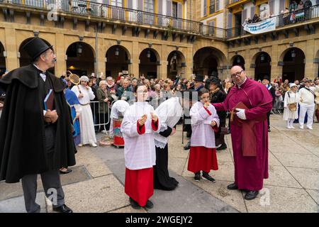 Celebración y fiesta en Donostia San Sebastián Iñudes y Artzaiak con bailes vascos recorriendo las calles de La parte Vieja. Stockfoto