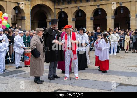 Celebración y fiesta en Donostia San Sebastián Iñudes y Artzaiak con bailes vascos recorriendo las calles de La parte Vieja. Stockfoto