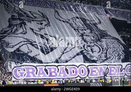 Madrid, Spanien. Februar 2024. Real Madrid Fans Choreografie vor dem Fußballspiel La Liga EA Sports 2023/24 zwischen Real Madrid und Atletico Madrid im Santiago Bernabeu Stadion in Madrid, Spanien. Quelle: Unabhängige Fotoagentur/Alamy Live News Stockfoto