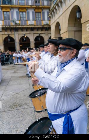 Celebración y fiesta en Donostia San Sebastián Iñudes y Artzaiak con bailes vascos recorriendo las calles de La parte Vieja. Stockfoto