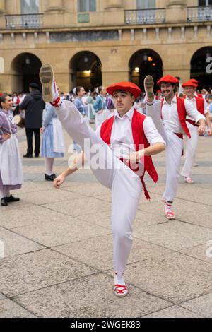 Celebración y fiesta en Donostia San Sebastián Iñudes y Artzaiak con bailes vascos recorriendo las calles de La parte Vieja. Stockfoto