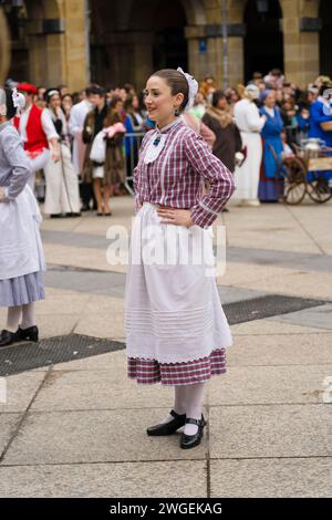 Celebración y fiesta en Donostia San Sebastián Iñudes y Artzaiak con bailes vascos recorriendo las calles de La parte Vieja. Stockfoto