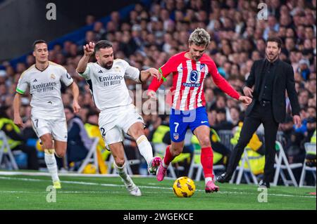 Madrid, Madrid, Spanien. Februar 2024. Antoine Griezmann von Atletico Madrid im Spiel mit dem Ball gegen Daniel Carvajal von Real Madrid während des Fußballspiels La Liga EA Sports 2023/24 zwischen Real Madrid und Atletico Madrid im Santiago Bernabeu Stadion in Madrid, Spanien. (Kreditbild: © Alberto Gardin/ZUMA Press Wire) NUR REDAKTIONELLE VERWENDUNG! Nicht für kommerzielle ZWECKE! Quelle: ZUMA Press, Inc./Alamy Live News Stockfoto