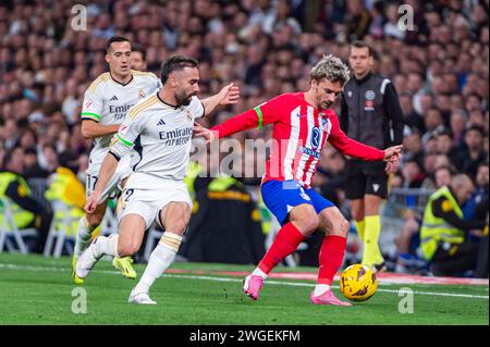 Madrid, Madrid, Spanien. Februar 2024. Antoine Griezmann von Atletico Madrid im Spiel mit dem Ball gegen Daniel Carvajal von Real Madrid während des Fußballspiels La Liga EA Sports 2023/24 zwischen Real Madrid und Atletico Madrid im Santiago Bernabeu Stadion in Madrid, Spanien. (Kreditbild: © Alberto Gardin/ZUMA Press Wire) NUR REDAKTIONELLE VERWENDUNG! Nicht für kommerzielle ZWECKE! Quelle: ZUMA Press, Inc./Alamy Live News Stockfoto