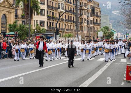 Celebración y fiesta en Donostia San Sebastián Iñudes y Artzaiak con bailes vascos recorriendo las calles de La parte Vieja. Stockfoto