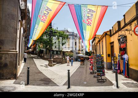 Arucas, Gran Canaria, Spanien. 19. Juli 2022: Enge Straße in der Altstadt von Arucas, Gran Canaria, Kanarischen Inseln, Spanien Stockfoto